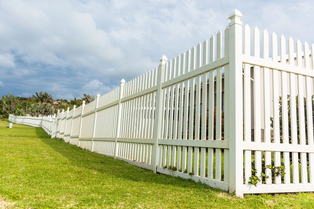 A Guide To Stylish Vinyl Fence Colors For Every Home