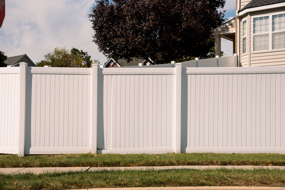 7 Reasons to Hire Professional Vinyl Fence Installers